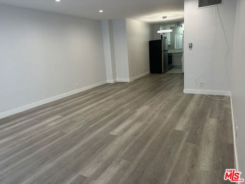 Photo of 326 S Serrano Avenue #4, Los Angeles, CA 90020 (MLS # 26669089)