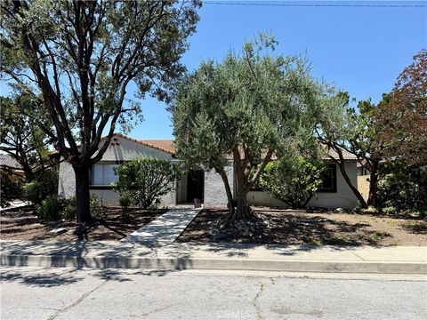 Photo of 525 Fountain Springs LN, Glendora, CA 91741 (MLS # SR26099983)