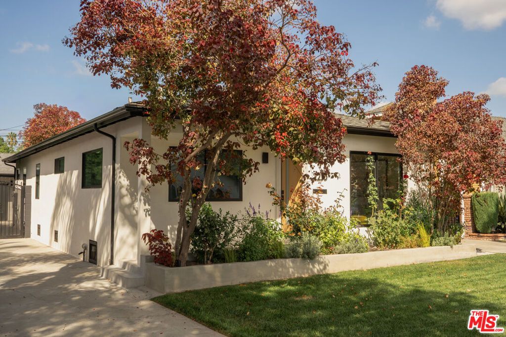 Photo of 2235 S Mansfield Avenue, Los Angeles, CA 90016 (MLS # 25602761)