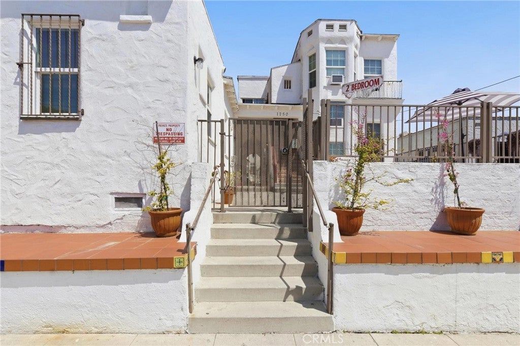 1250 N Mariposa Avenue