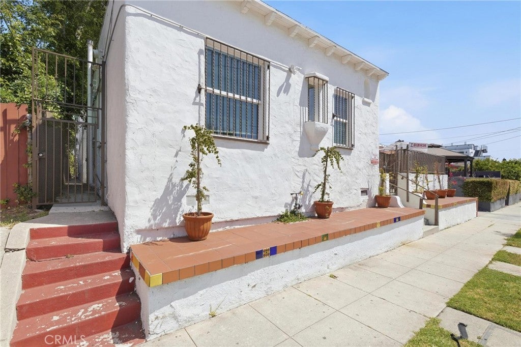 1250 N Mariposa Avenue