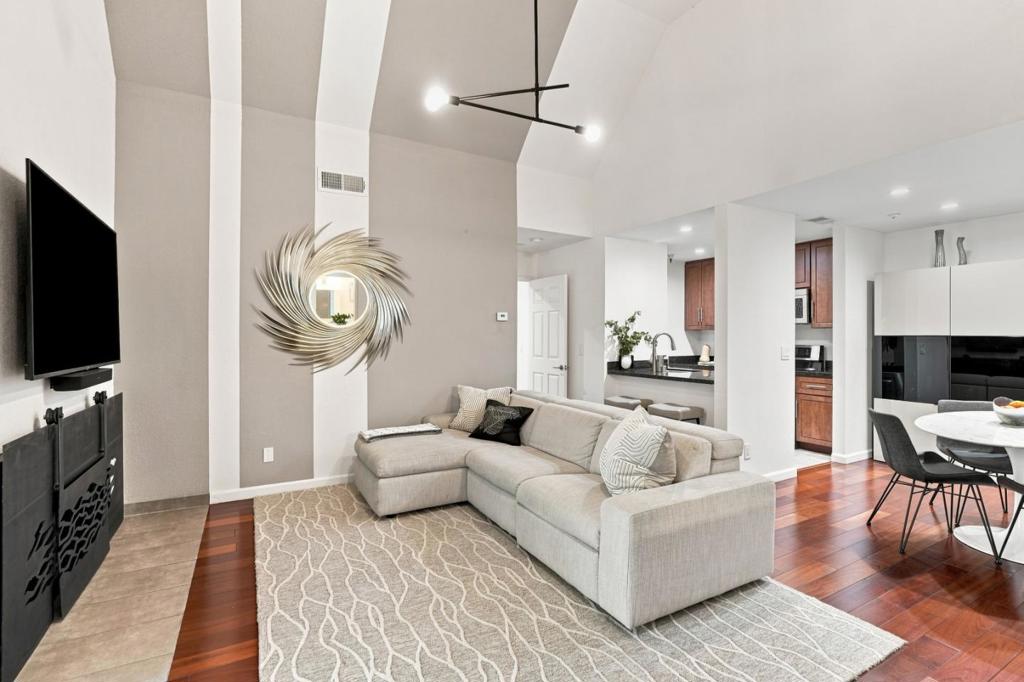 3183 Wayside Plaza 315