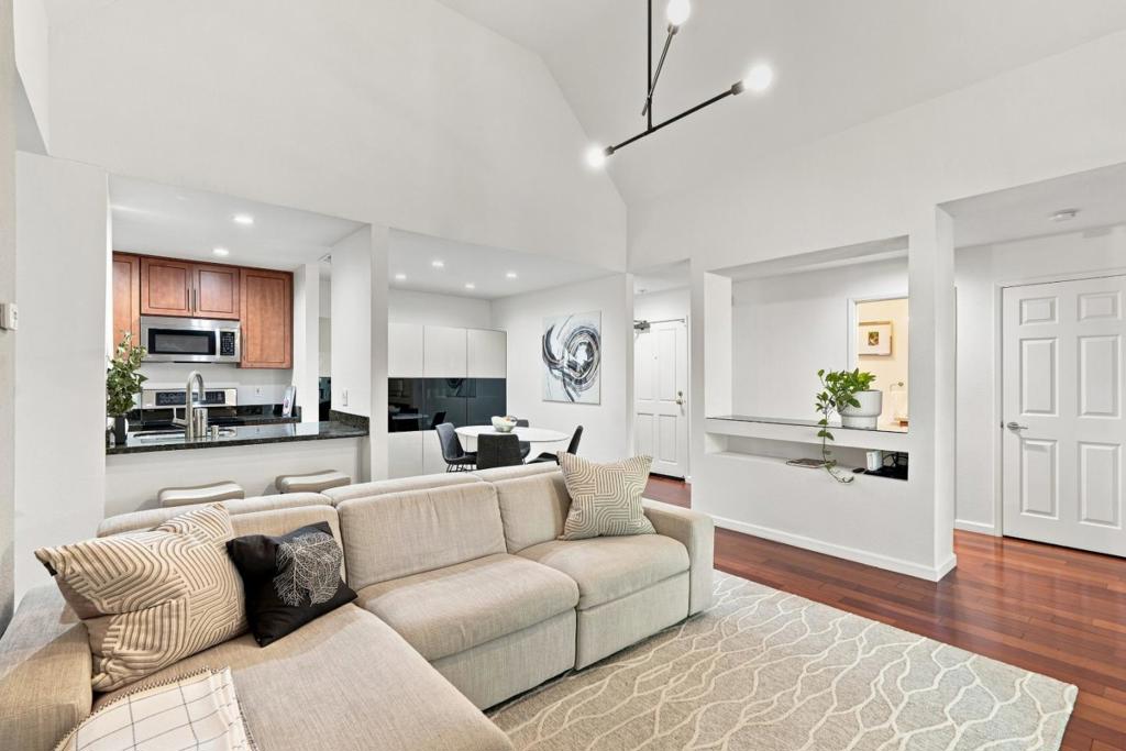 3183 Wayside Plaza 315