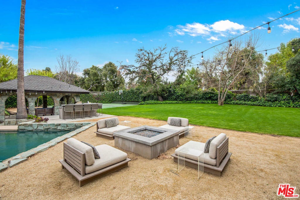 17352 Magnolia Boulevard