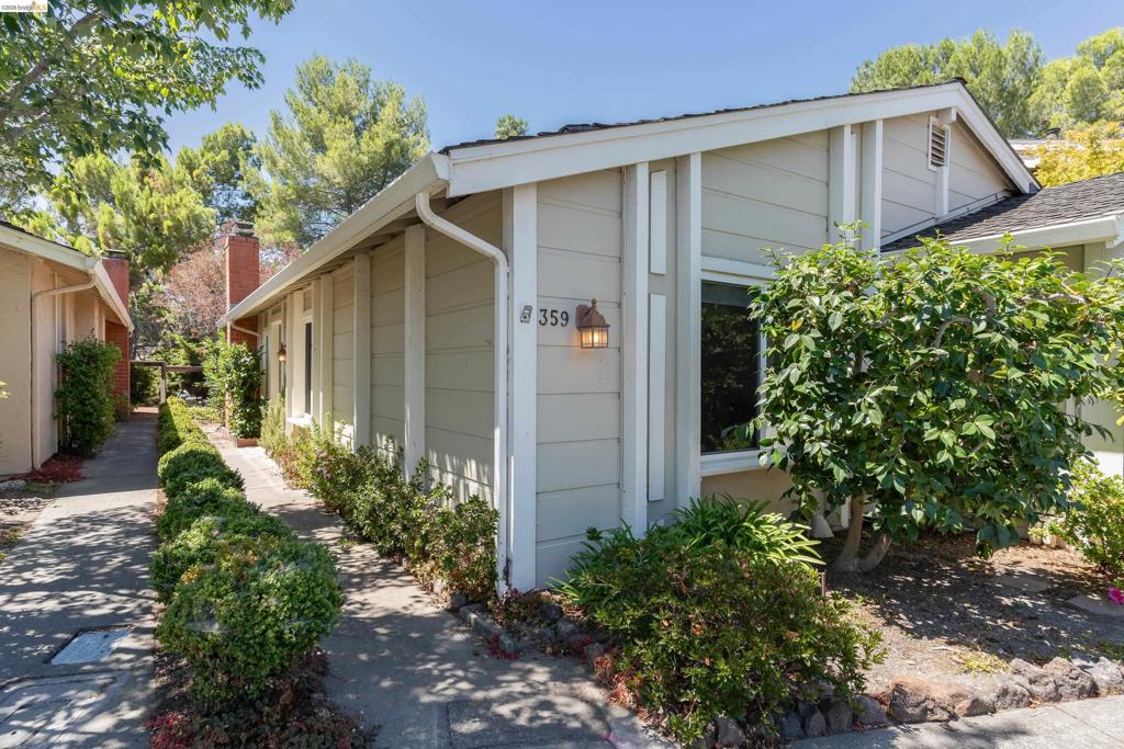 359 Kinross Dr