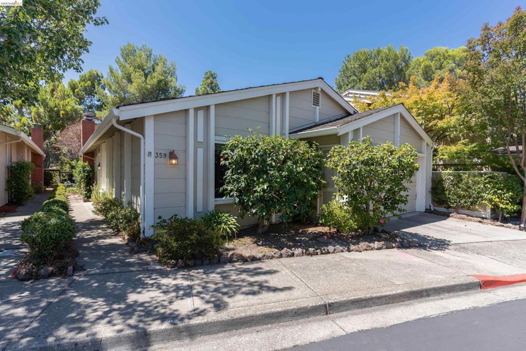 359 Kinross Dr