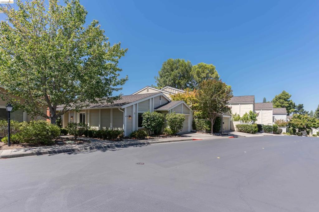 359 Kinross Dr