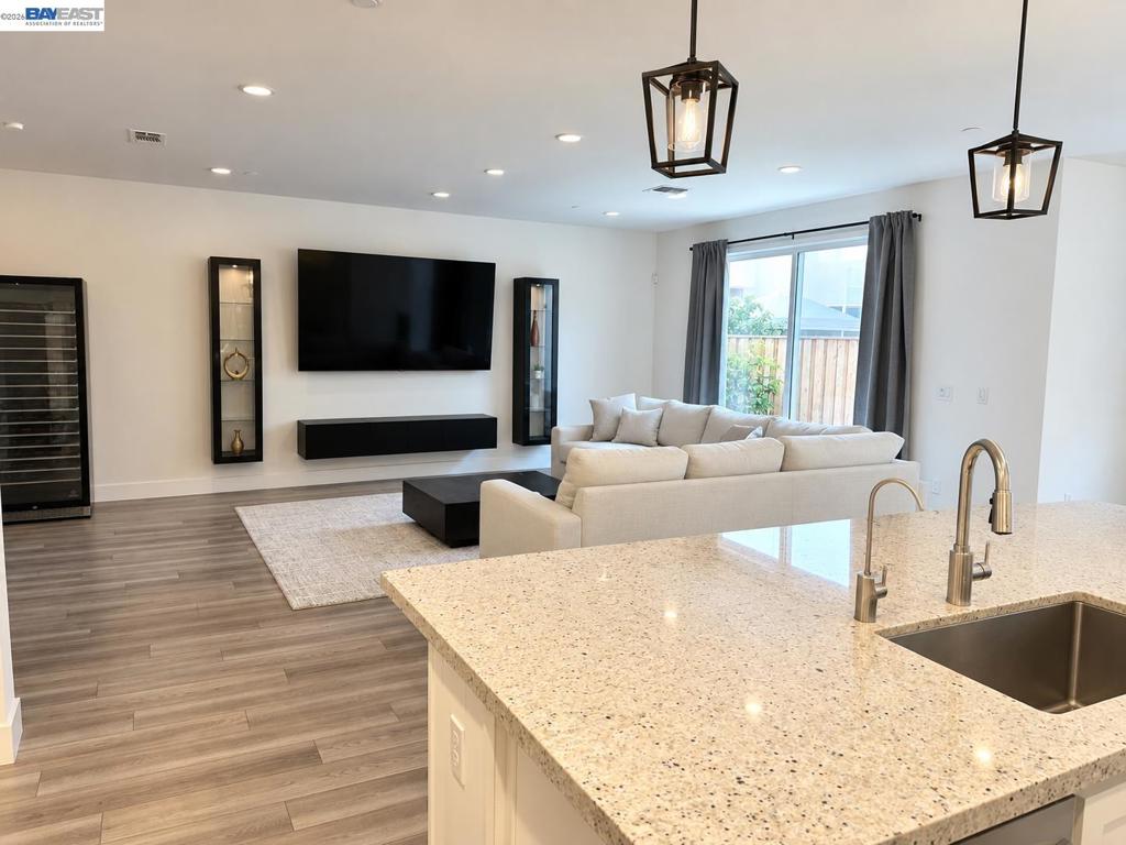 305 N Mendocino Way