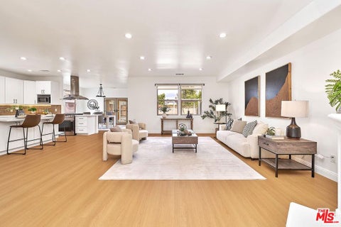 Photo of 646 N Sierra Bonita Avenue, Los Angeles, CA 90036 (MLS # 26986257)