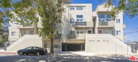 Photo of 22705 Del Valle Street #5, Woodland Hills, CA 91364 (MLS # 26844971)
