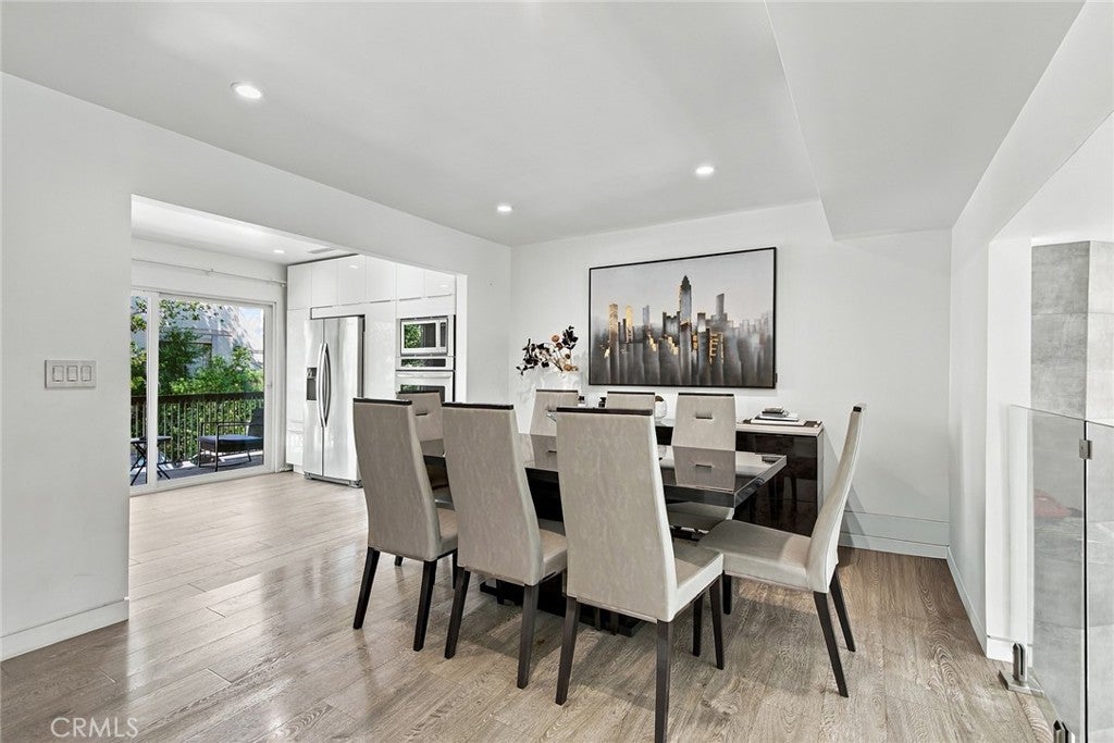 7100 Balboa Boulevard 807