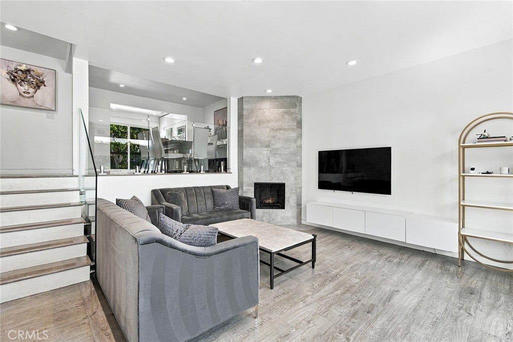 7100 Balboa Boulevard 807