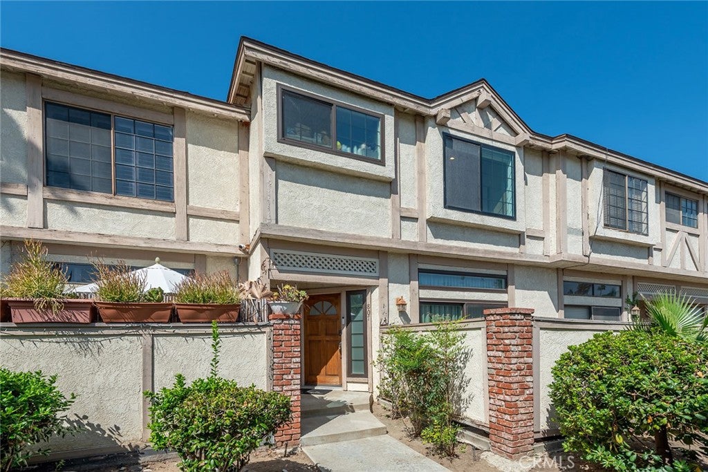 7100 Balboa Boulevard 807