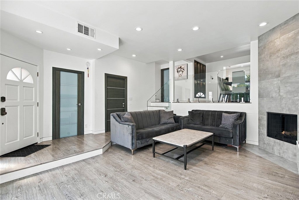 7100 Balboa Boulevard 807