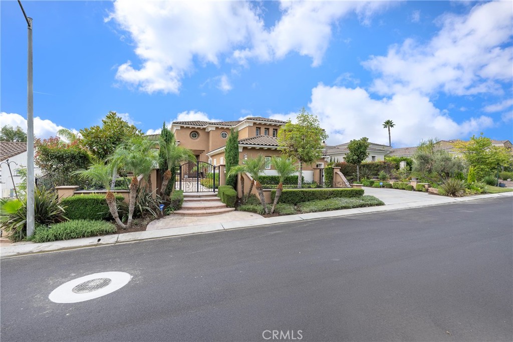 2528 N San Miguel