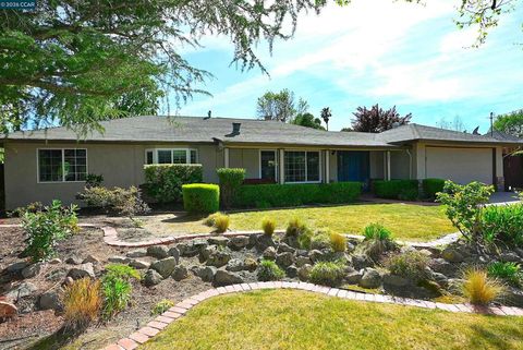 Photo of 385 Maureen Ln Ln, Pleasant Hill, CA 94523 (MLS # 41128606)