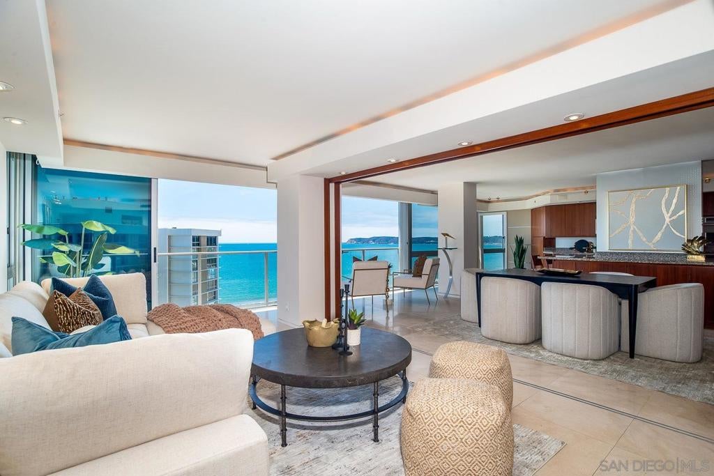 1710 Avenida del Mundo PH02