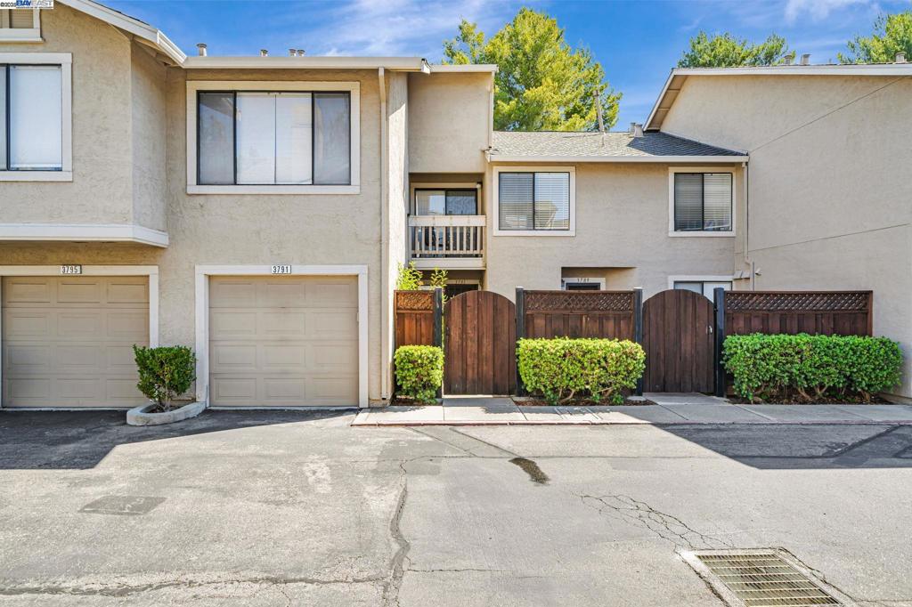 Well maintained 2 bed 2.5 bath townhome style condo in the gated Cobblestone Association. Property has a private courtyard entrance. Kitchen opens to dining and living room. Living room opens to a beautiful private patio. Upstairs leads to 2 beautiful en-suite bedrooms with lots of natural light. Each bedroom has its own balconies to enjoy the warmth of the California sun. One car attached garage and one carport. The HOA amenities includes access to greenbelts and the community pool. The monthly dues cover water and garbage. This is a great location. It is close to terrific schools in the San Ramon Valley Unified School District. Also close to shopping such as the Bishop Ranch City Center, Costco and 680 freeway. Home was updated prior and has been well maintained by the current seller. Don’t miss out on an opportunity on this gem in San Ramon.