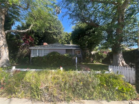 Photo of 15419 Dickens St, Sherman Oaks, CA 91403 (MLS # SR26055912)