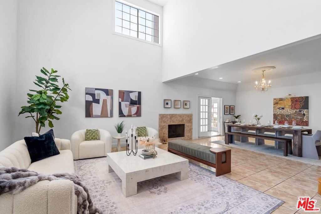 Photo of 800 S Bronson Avenue, Los Angeles, CA 90005 (MLS # 25626315)