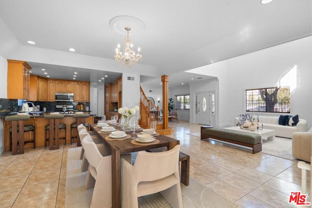 Photo of 800 S Bronson Avenue, Los Angeles, CA 90005 (MLS # 25626315)