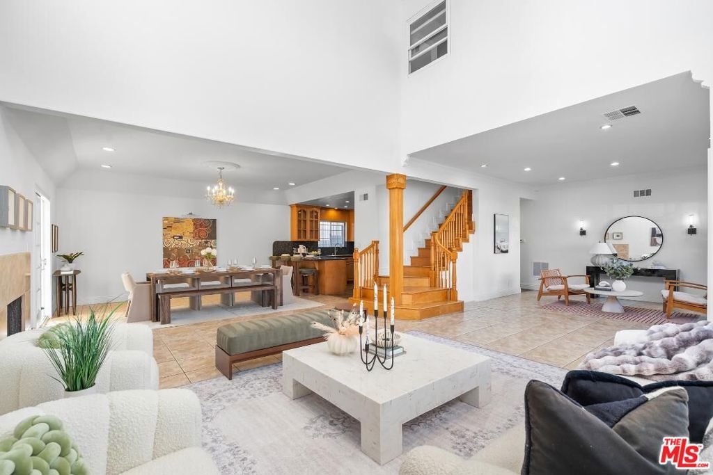 Photo of 800 S Bronson Avenue, Los Angeles, CA 90005 (MLS # 25626315)