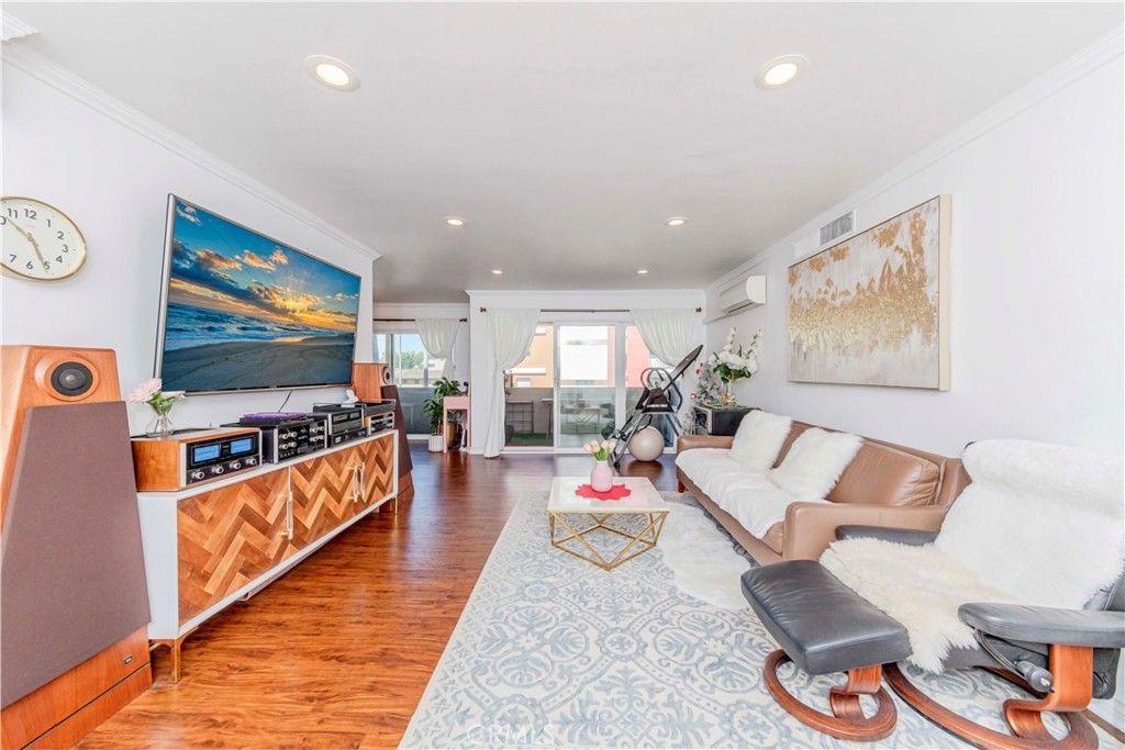 Photo of 358 S Gramercy Place #201, Los Angeles, CA 90020 (MLS # PW25155067)