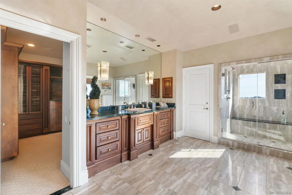 La Jolla, California 92037, United States, 6 Bedrooms Bedrooms, ,9 BathroomsBathrooms,Residential,Active,198721