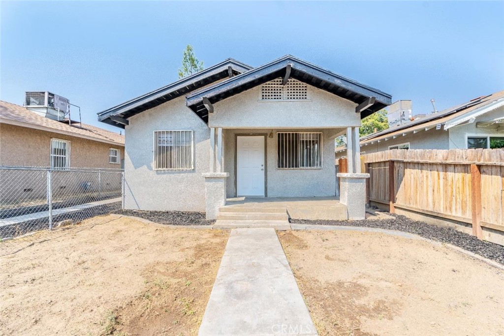 Hard to find duplex! Each unit has three bedrooms and two bathrooms. Fully renovated! Great for first time buyers, live in one and rent the other. If you're a seasoned investor or just looking to start your portfolio, this is a great property for all. They are both spacious and boast the open concept. Must come see! Make your appt today!