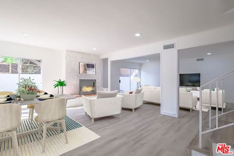 Photo of 823 S Detroit Street #4, Los Angeles, CA 90036 (MLS # 26672169)