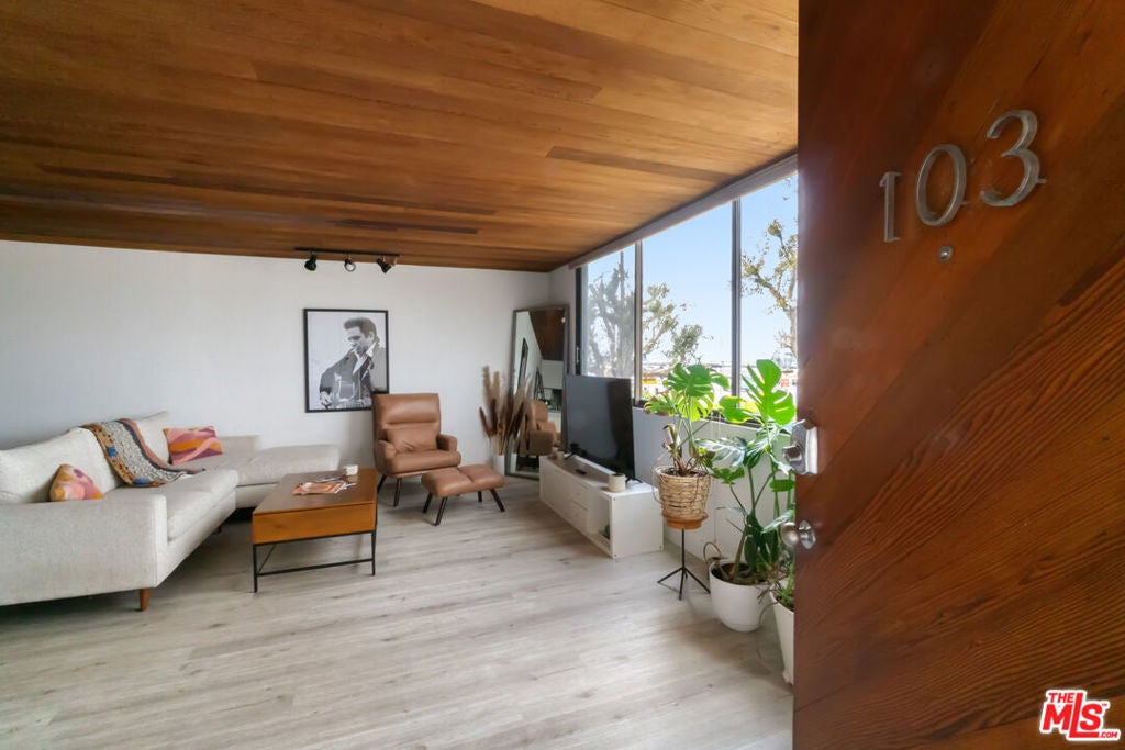 6209 Pacific Avenue 103