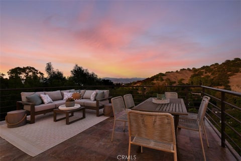 Photo of 15059 Rayneta Drive, Sherman Oaks, CA 91403 (MLS # SR26149608)