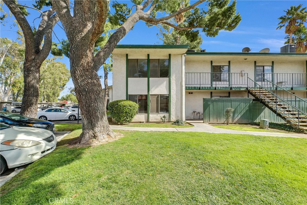 This spacious upper Level END Unit offers you much privacy and mountain & views,Good location for investment in California, Kitchen has newer quartz countertop & sink and bedroom has large closet. Located in a Gated community and the Water, Sewer , Trash, Swimming Pool and Spa are included in this affordable HOA fee.