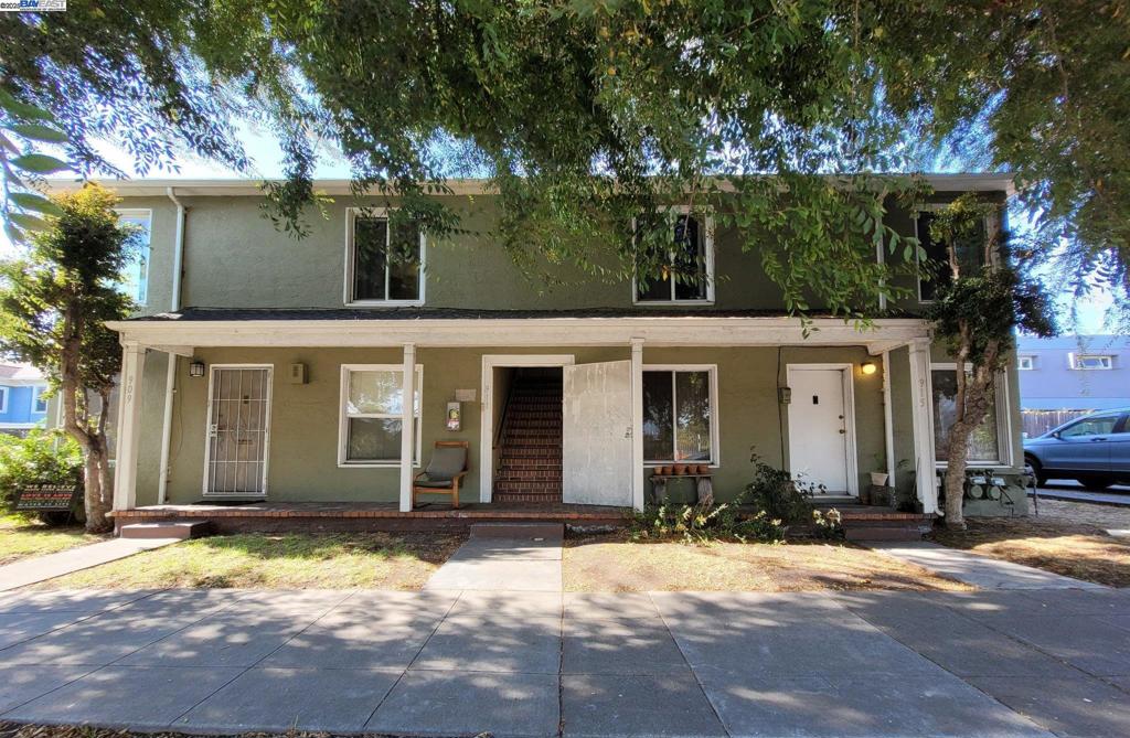 4 plex in Berkeley, 2 units with 1 bedroom 1 bath, 2 units with 2 bedroom 1 bath. 909, 911 and 913 has been remodeled. 909 and 911 with section 8. Good upside potential.