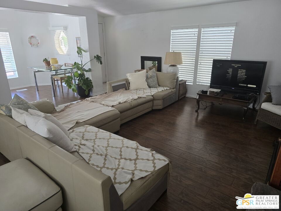 58 N Paseo Laredo