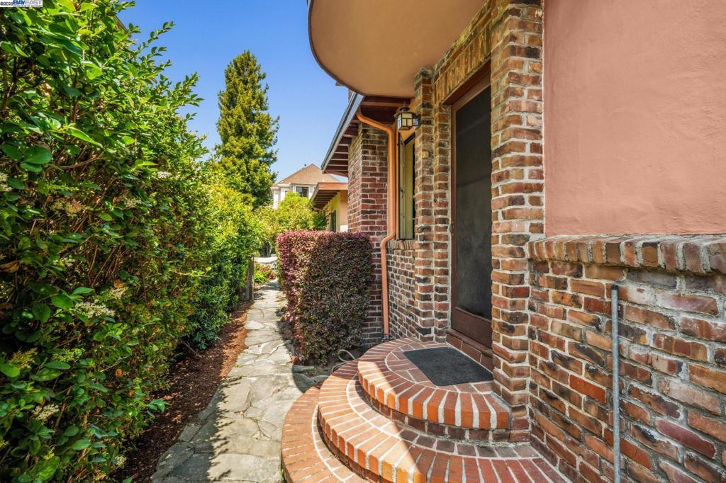 CENTRAL ALAMEDA - Residential Income
