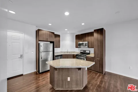 MLS: 26968391