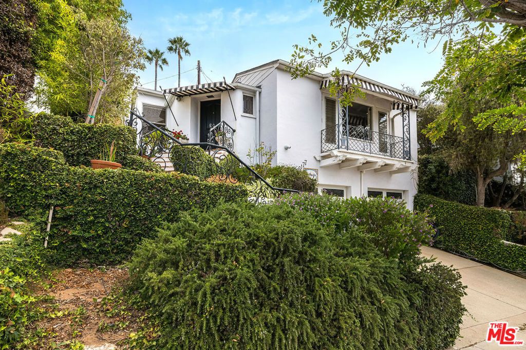Photo of 16177 Alcima Avenue, Pacific Palisades, CA 90272 (MLS # 25613467)