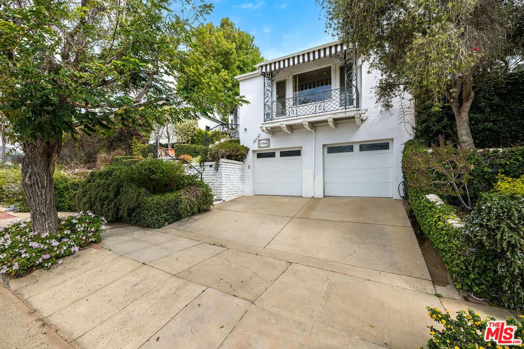 Photo of 16177 Alcima Avenue, Pacific Palisades, CA 90272 (MLS # 25613467)