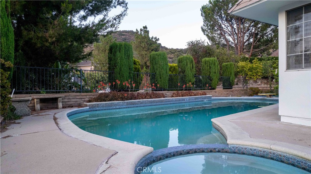 2108 El Arbolita Drive