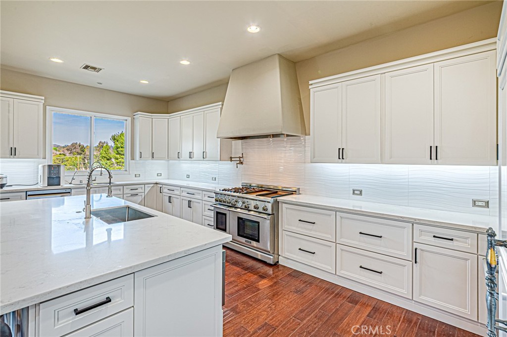 1241 W Valencia Mesa