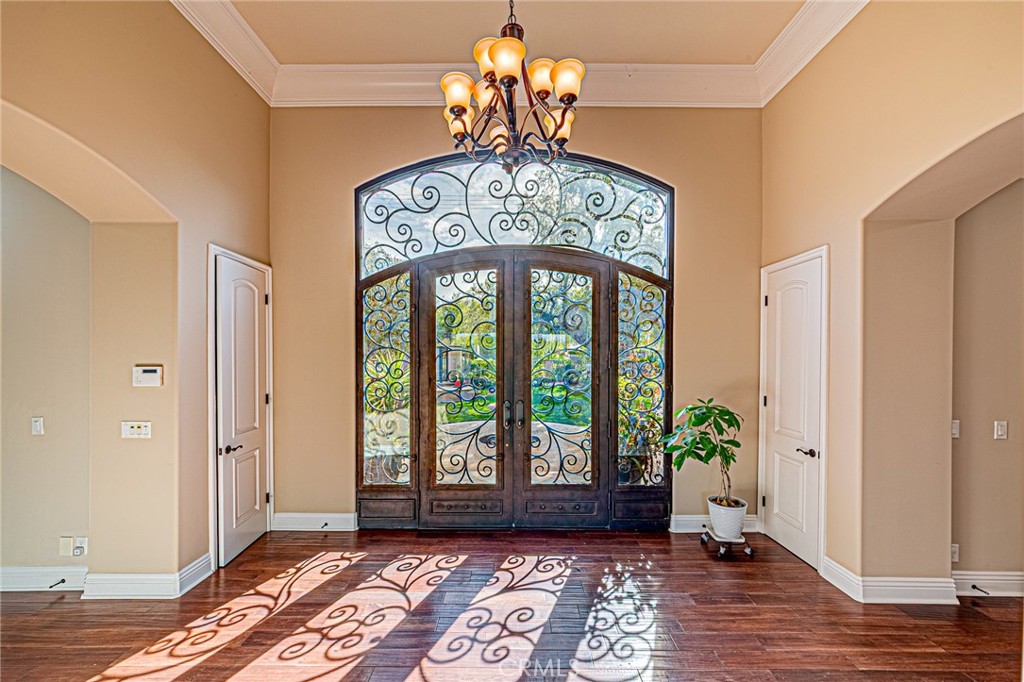 1241 W Valencia Mesa