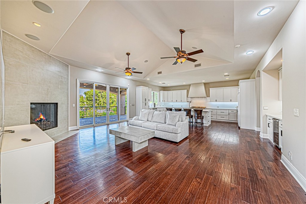 1241 W Valencia Mesa