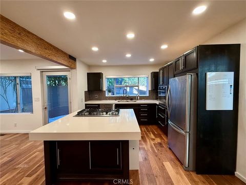 Photo of 2302 Oakwood Avenue, Venice, CA 90291 (MLS # OC25269721)