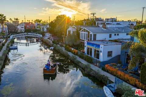 Photo of 225 Carroll Canal, Venice, CA 90291 (MLS # 26655805)