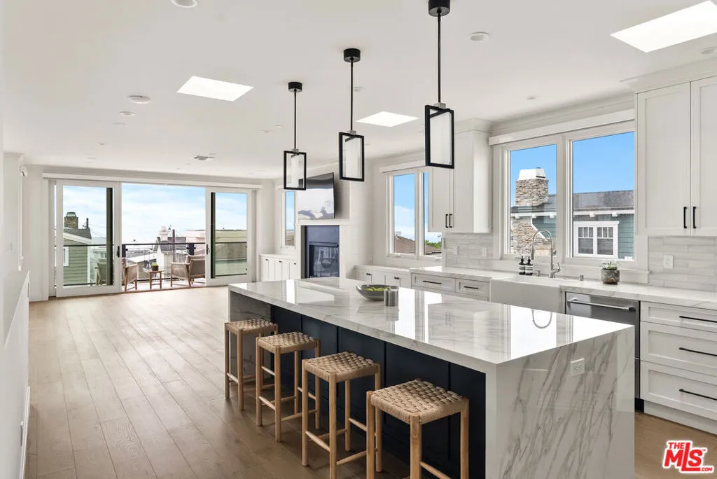 Manhattan Beach, California 90266, United States, 4 Bedrooms Bedrooms, ,4 BathroomsBathrooms,Residential,Pending,238861