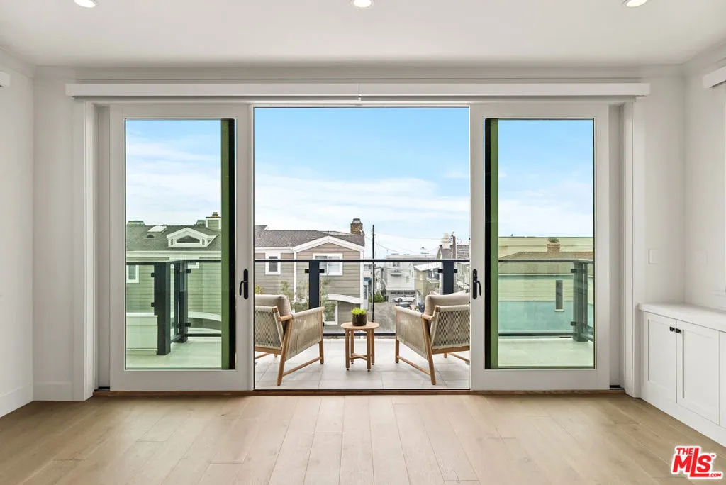 Manhattan Beach, California 90266, United States, 4 Bedrooms Bedrooms, ,4 BathroomsBathrooms,Residential,Pending,238861