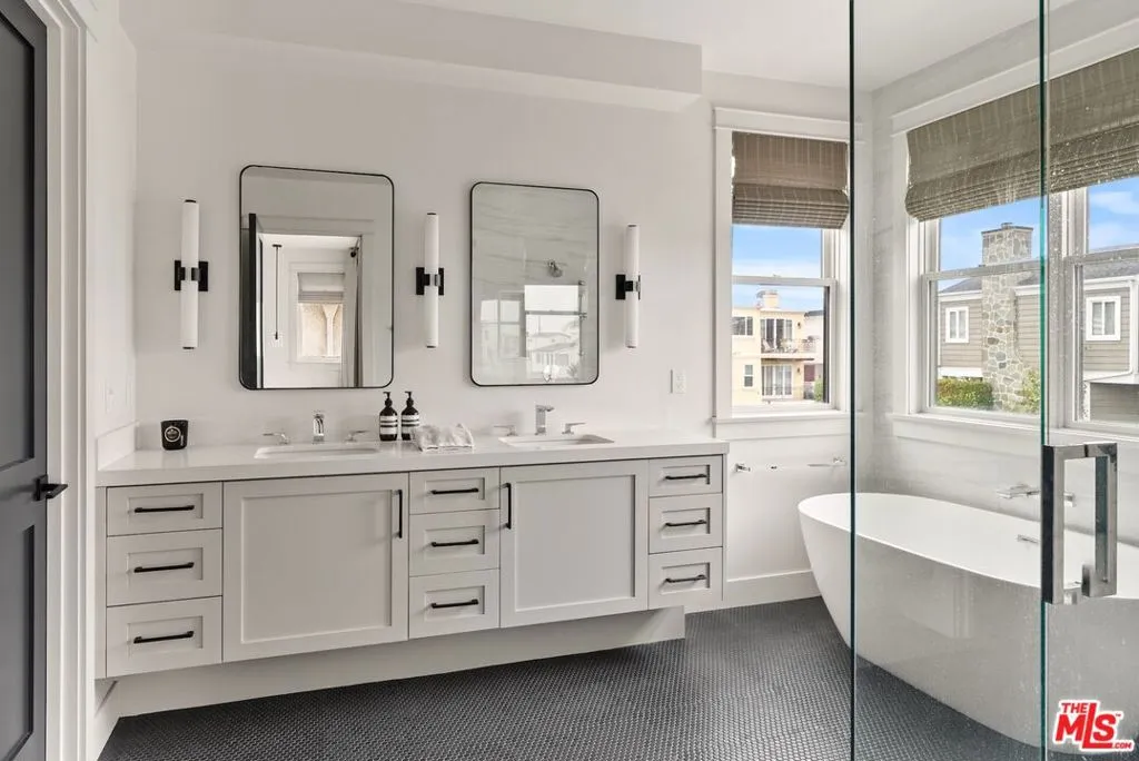 Manhattan Beach, California 90266, United States, 4 Bedrooms Bedrooms, ,4 BathroomsBathrooms,Residential,Pending,238861