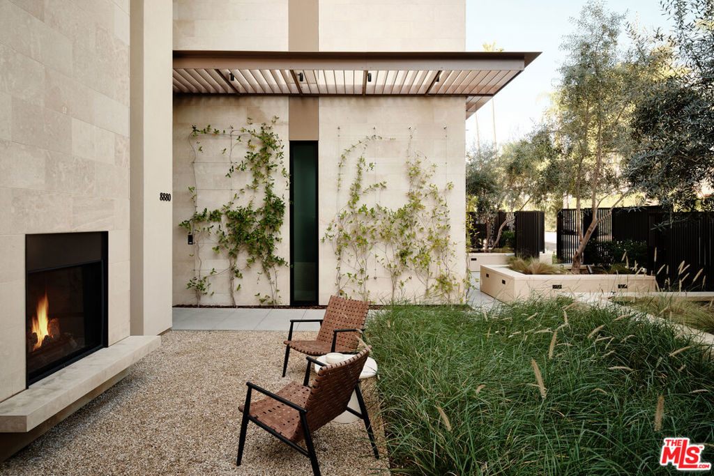 8880 Rosewood Avenue