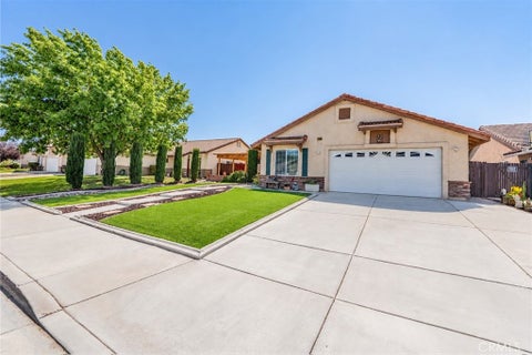 Photo of 15999 Holly Brook RD, Victorville, CA 92395 (MLS # IV26203149)